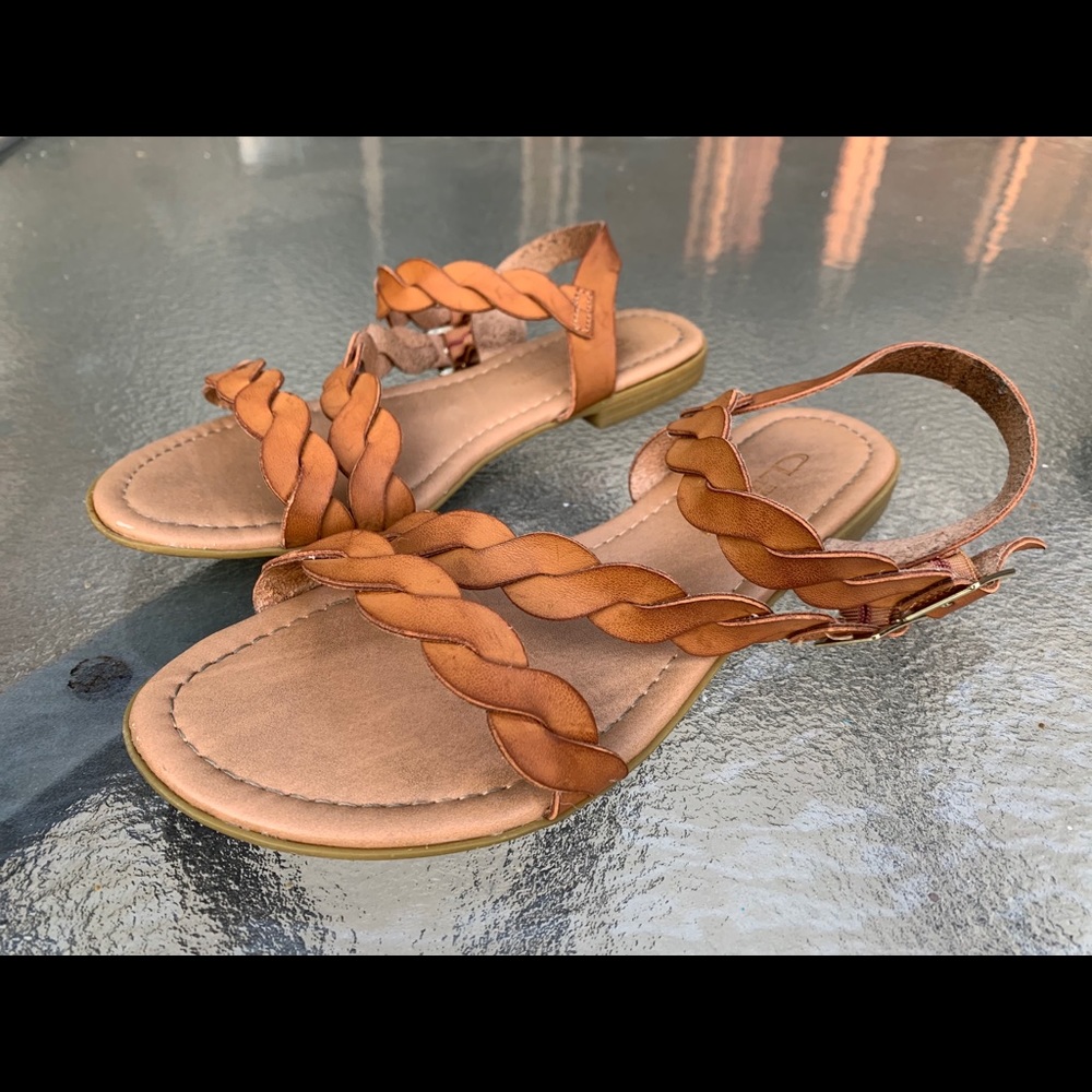 Flat Sandals - Picture 2 of 4